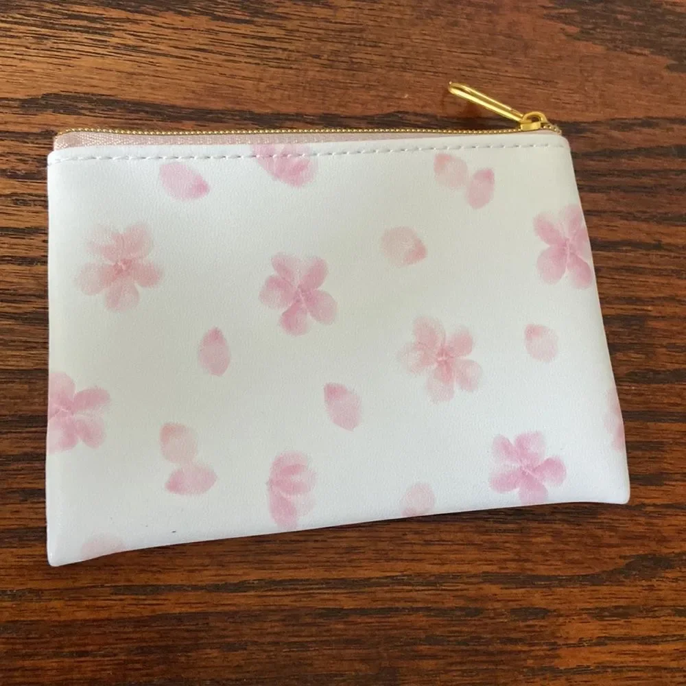Sticky notes 2 pens 2 pins 1 small pouch